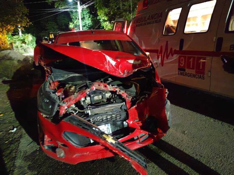 Conductor se pasa el alto y choca contra auto en José María Morelos ...
