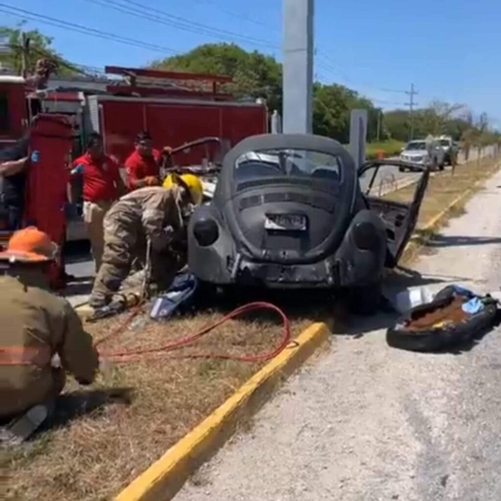 Choca ‘vocho’ contra un poste en la carretera federal, cerca de Akumal ...