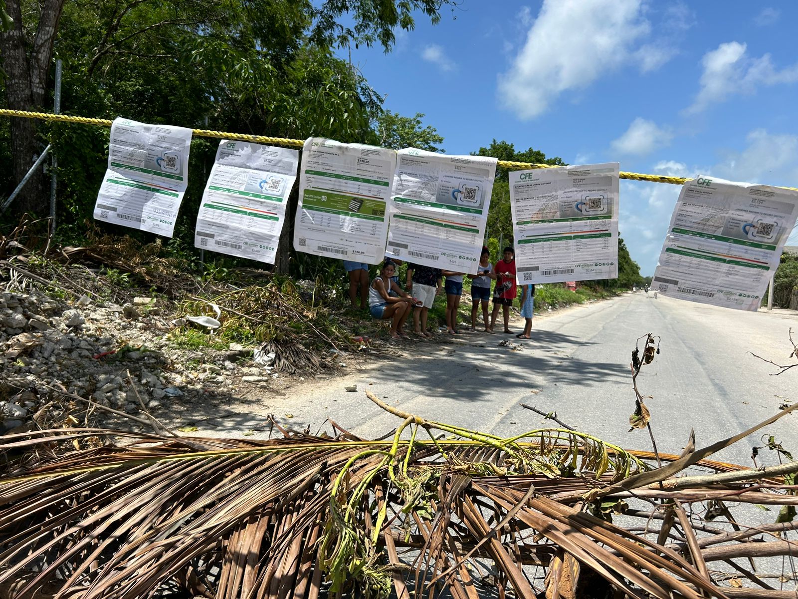 Bloquean vecinos la avenida Lilis de Playa del Carmen, por falta de ...