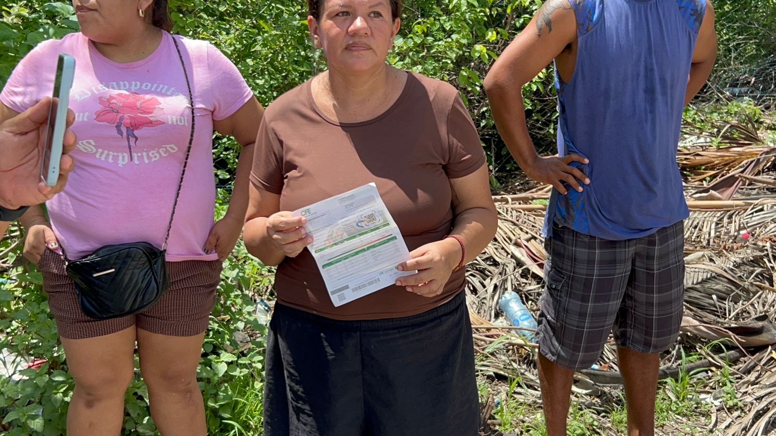 Bloquean vecinos la avenida Lilis de Playa del Carmen, por falta de ...