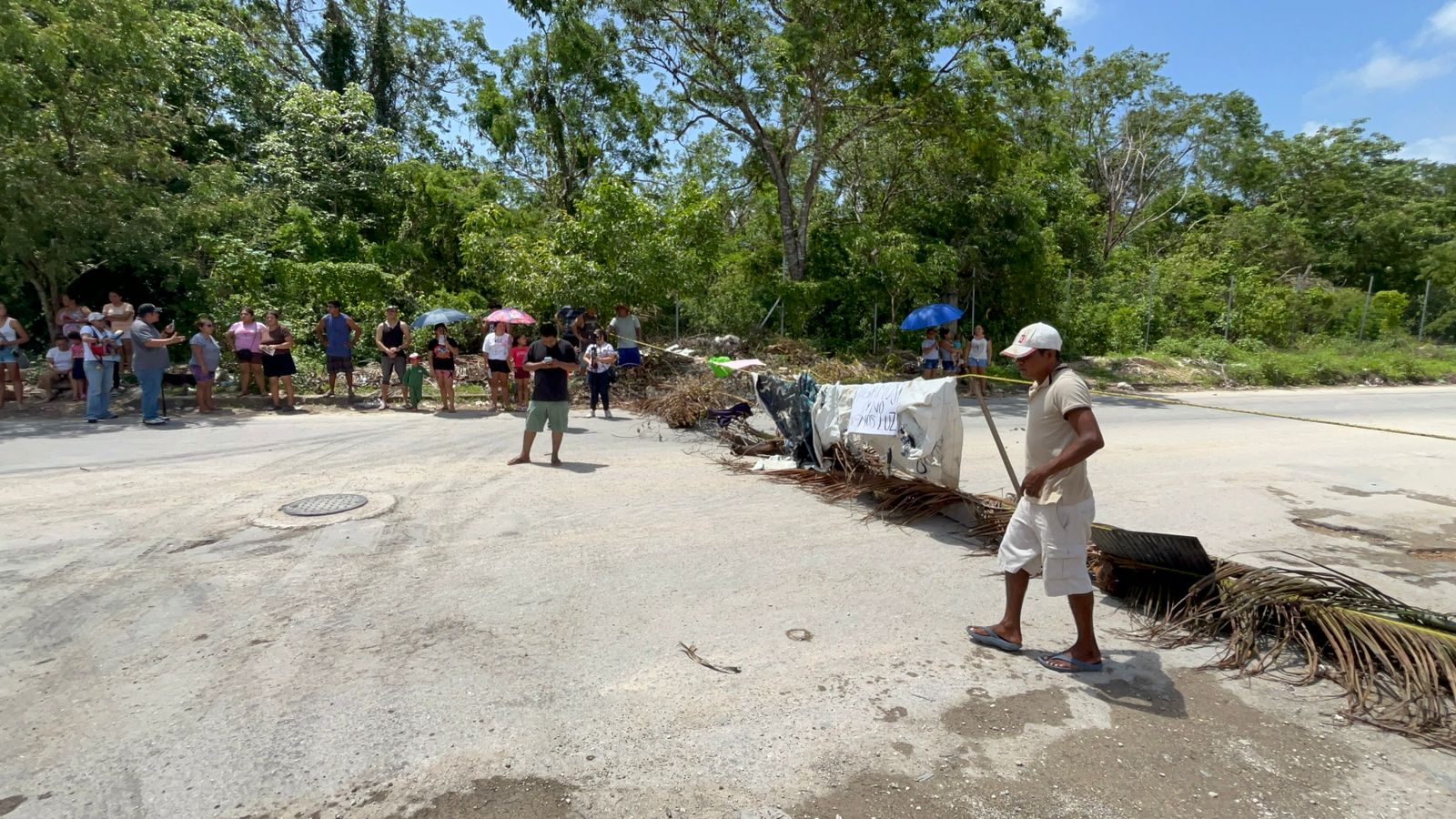 Bloquean vecinos la avenida Lilis de Playa del Carmen, por falta de ...