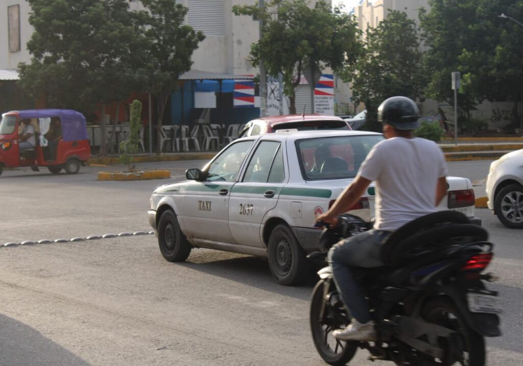 En un recorrido realizado en distintos fraccionamientos y colonias, se pudo constatar las quejas que realizan los usuarios, al calificar de "malo" y a la vez "excesivo" el transporte público que circula en diversos puntos de la ciudad.