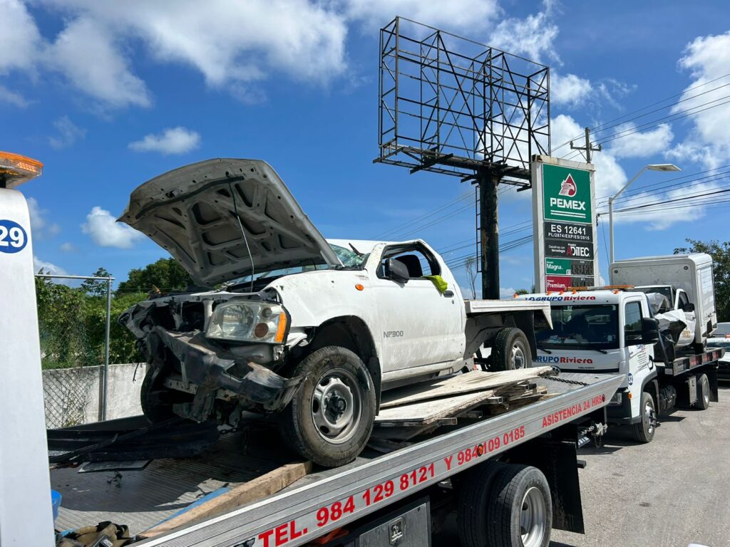 Dos hombres resultaron severamente lesionados, luego que dos camionetas, una de ellas de la empresa Frutmex, chocaran esta mañana en el acceso a Playa del Carmen, a la altura del kilómetro 312 de la carretera federal 307.