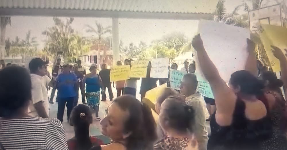 Los pobladores rechazan la propuesta de bacheo en Tres Garantías.