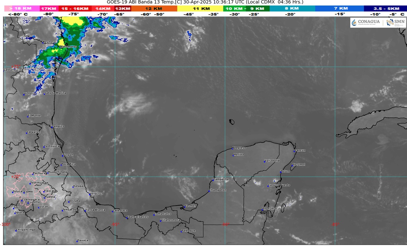 Turistas disfrutando de actividades acuáticas en condiciones climáticas variables.