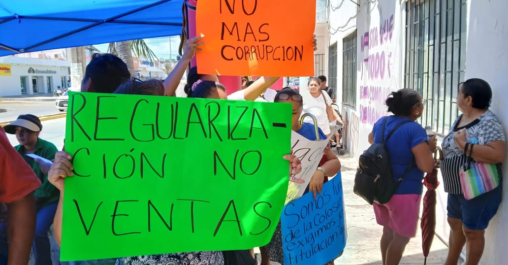 Protesta por costos de titulación en la Colosio.
