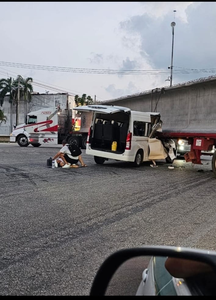 Un motociclista muere al chocar contra un autobús en el tramo carretero Puerto Morelos-Cancún, por el hotel Royalton.