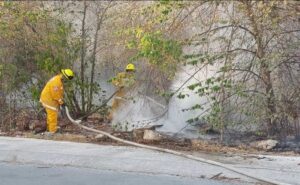 Bomberos controlando las llamas en Playa del Carmen