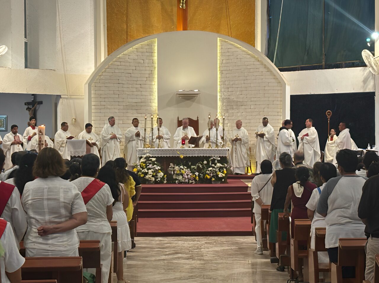 La Catedral de Cancún llena de devotos en homenaje.