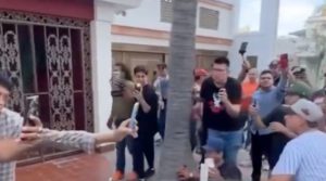 La protesta en Mazatlán destaca la defensa de los derechos de los trabajadores, con manifestantes que lanzan huevos y disfrutan de carne asada juntos.