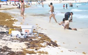 Autoridades despliegan personal para limpiar playas.