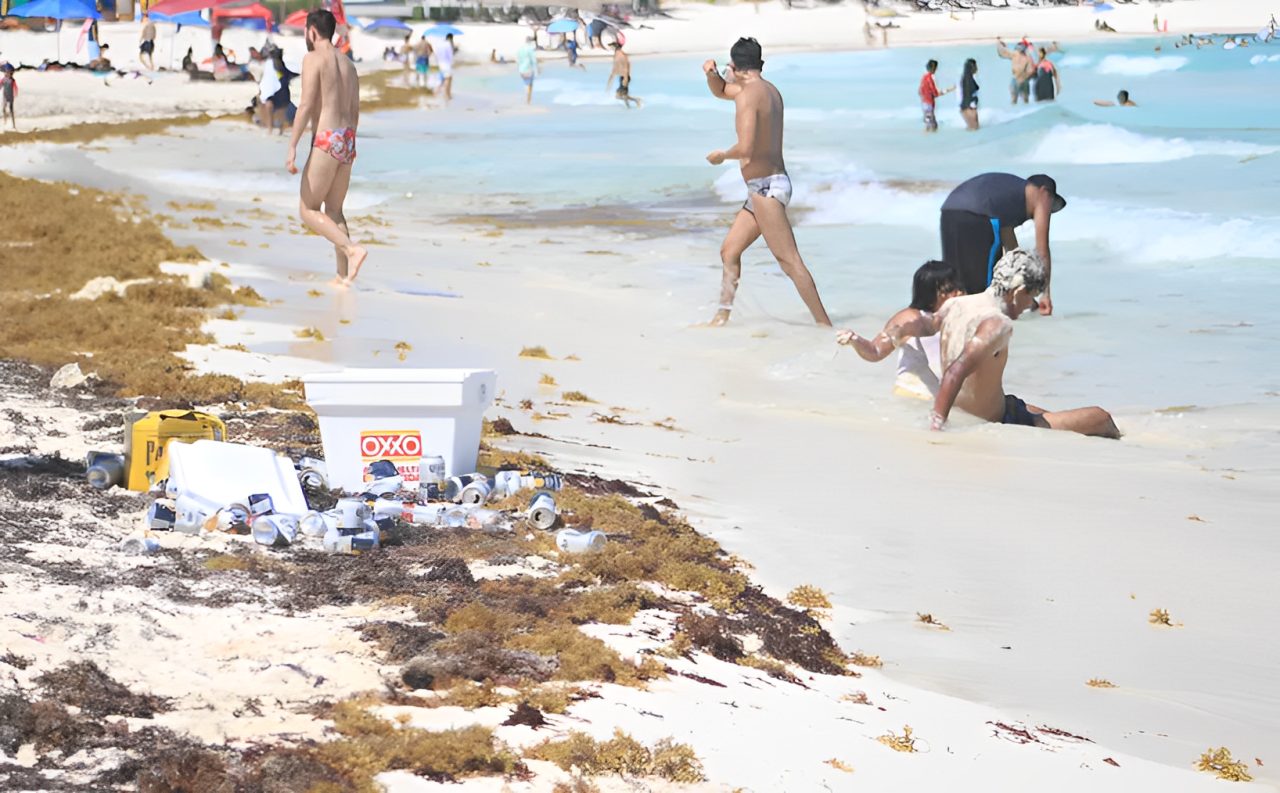 Autoridades despliegan personal para limpiar playas.