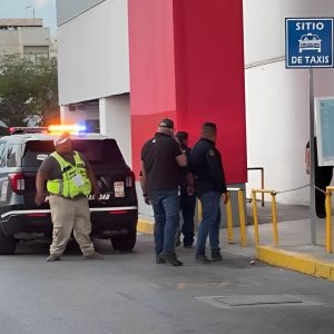 Paramédicos atendiendo la emergencia en el supermercado.