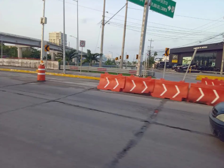 Tráfico detenido en una de las vías afectadas por los cierres.