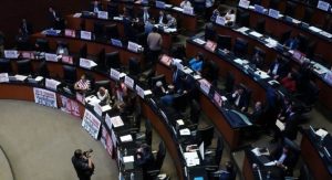 La senadora Guadalupe Chavira informa sobre el aplazamiento de la votación del dictamen para la Ley de Telecomunicaciones en el Senado.