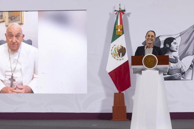 El Papa Francisco ante la Virgen de Guadalupe.