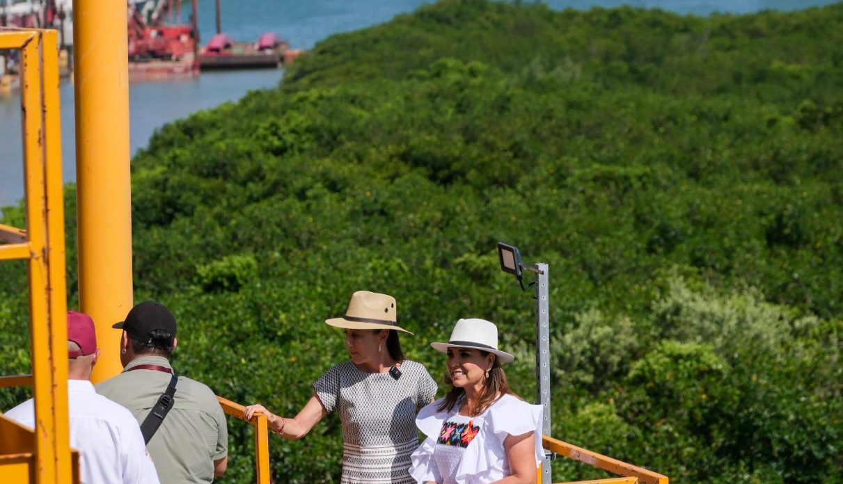 Claudia Sheinbaum y Mara Lezama supervisan el avance del puente Nichupté en Cancún, un proyecto clave para la región.