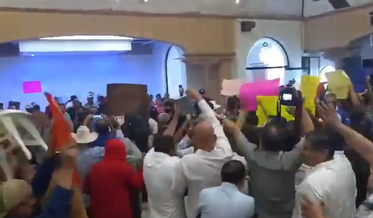 Raúl Morón Orozco suspendió su asamblea en Apatzingán tras un violento ataque a sillazos.