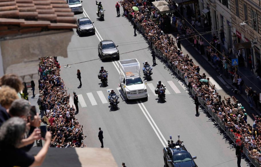 El papamóvil mexicano transporta el féretro del Papa Francisco por las calles de Roma.
