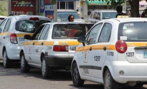 Taxistas de Chetumal esperan con ansias el regreso a clases, que dará un respiro a su economía tras meses difíciles.