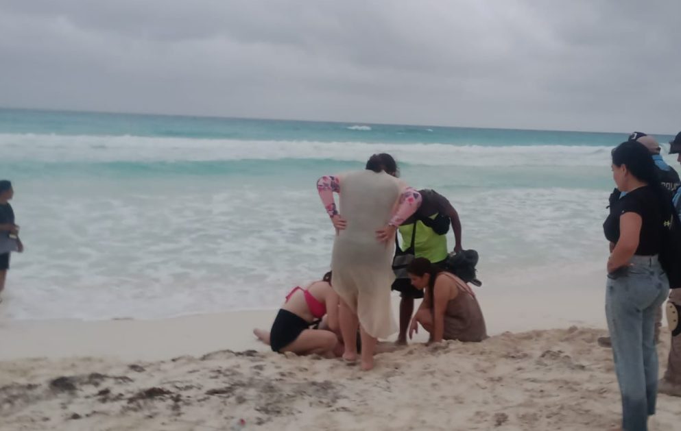 Las turistas rescatadas en Cancún fueron salvadas por la valiente acción de bañistas que formaron una cadena humana.