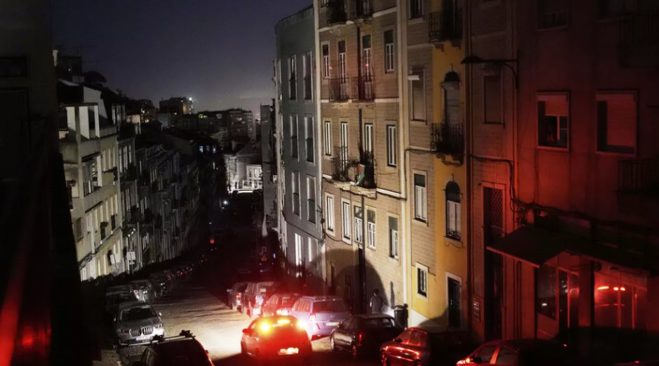 España investiga el apagón histórico que dejó sin electricidad a millones de personas.