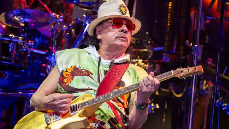 Carlos Santana hospitalizado en Texas.