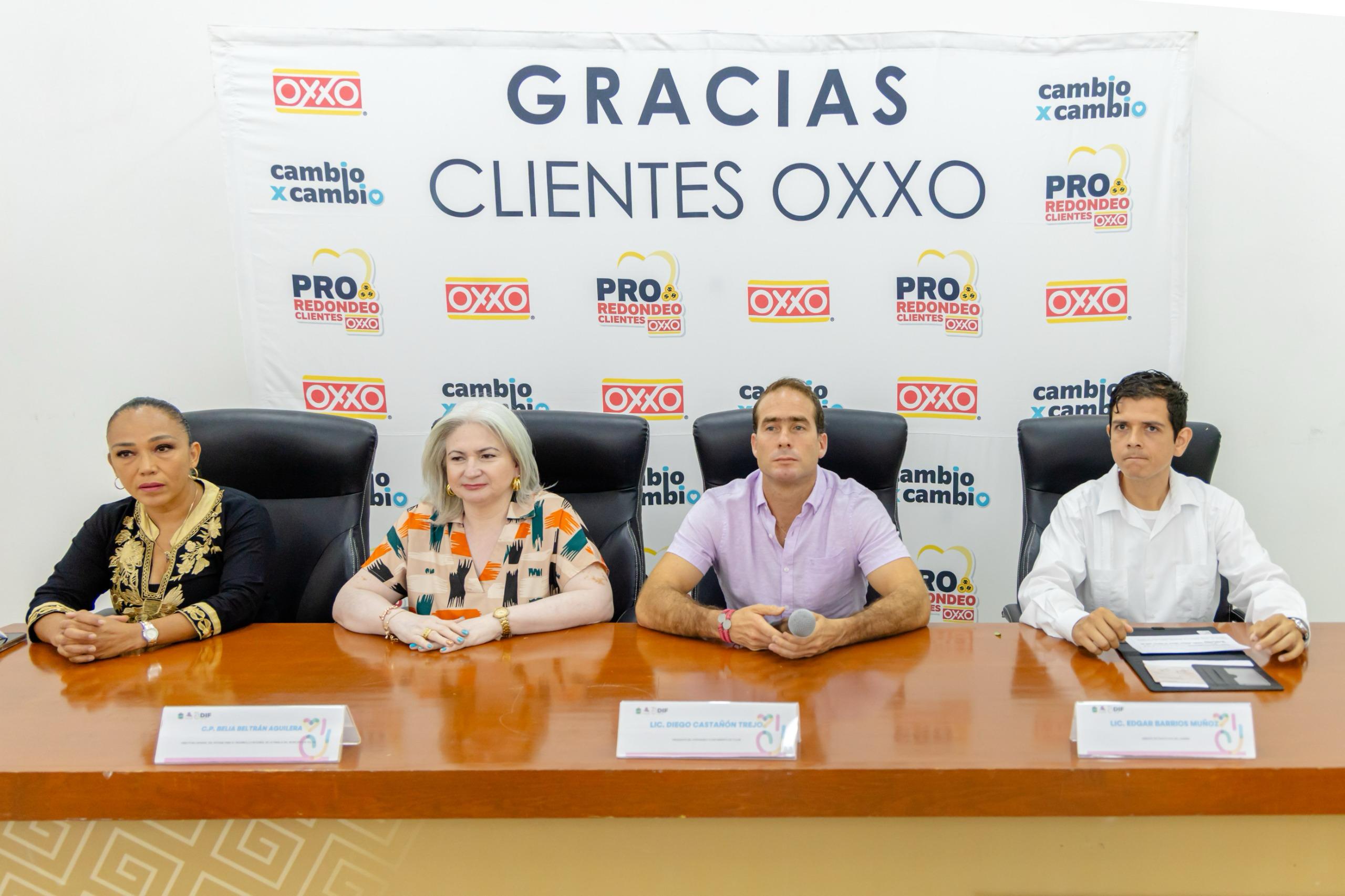 El presidente municipal Diego Castañón recibe el cheque del donativo de Oxxo para el CRIM Tulum en una rueda de prensa.