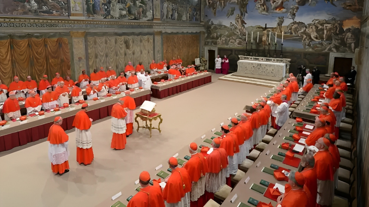 Los cardenales llegan a la Capilla Sixtina para el cónclave.