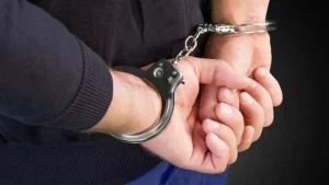 Policía ministerial en acción durante la detención.