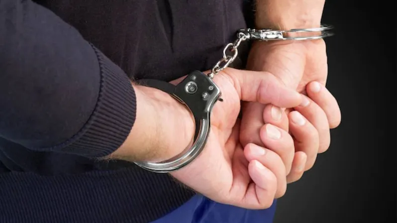 Policía ministerial en acción durante la detención.