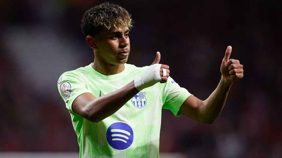 Yamal se ha convertido en un referente para muchos jóvenes, inspirando a niños con su trayectoria.