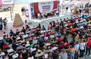 Beneficiarios recibiendo tarjetas del programa “Comemos Tod@s”.