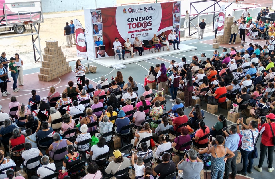 Beneficiarios recibiendo tarjetas del programa “Comemos Tod@s”.