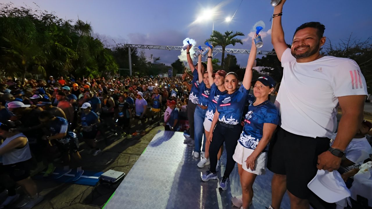 La gobernadora entrega medallas a los ganadores.