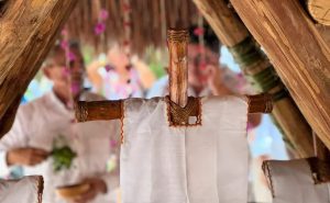 Sacerdotes mayas en ceremonia tradicional.