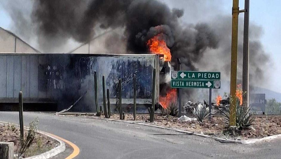 "Incendios en vehículos durante los bloqueos en Michoacán."