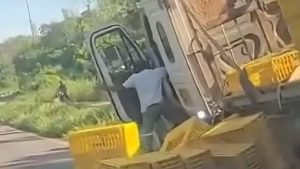 Elementos de rescate trabajando en el lugar del accidente.