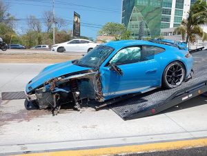 La comunidad reacciona ante el accidente del vehículo deportivo.