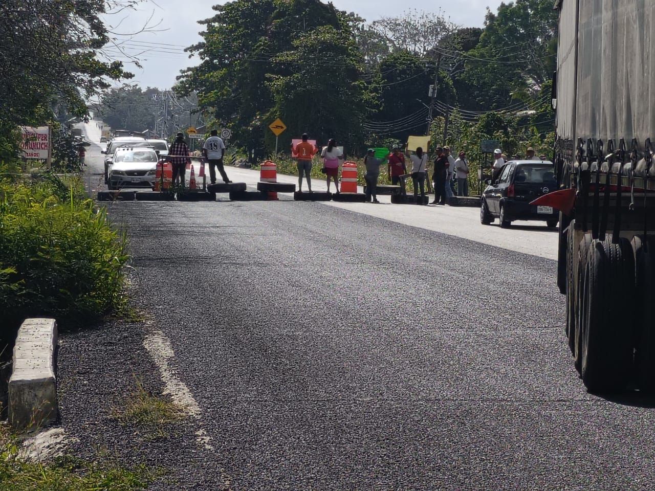 Vehículos atrapados en el bloqueo de la carretera.