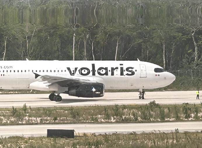 Equipos de emergencia en el aeropuerto de Tulum.