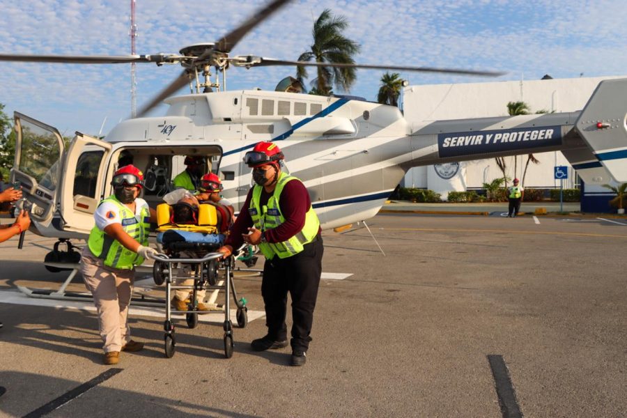 Helicóptero trasladó a conductor herido a Playa del Carmen.