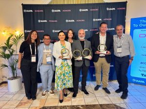 Aqua Nick celebra su premio en Alemania.