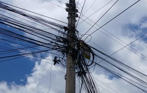 "Operativos para regularizar conexiones eléctricas en Playa del Carmen."