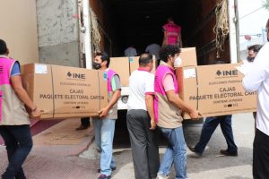 Las boletas electorales llegan custodiadas por fuerzas policiales.