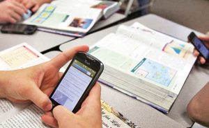 Prohibición de celulares en escuelas.