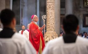 Fieles acompañan la ordenación de 23 legionarios en Roma.