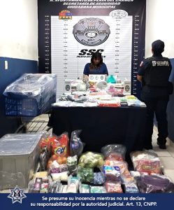 Policía municipal en acción durante una detención.