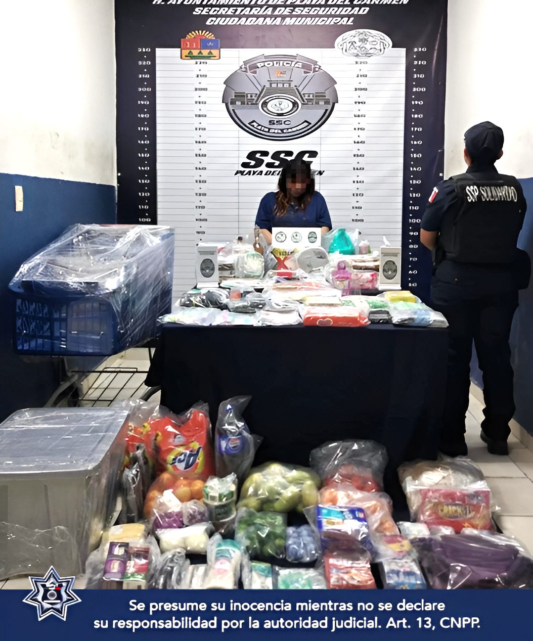 Policía municipal en acción durante una detención.