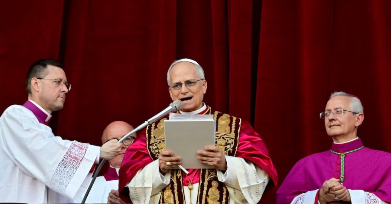 Fieles en la Plaza de San Pedro celebrando el mensaje del Papa.